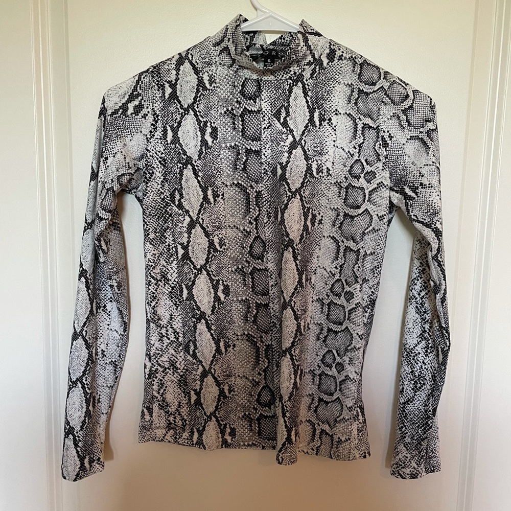 Fore snakeskin top
